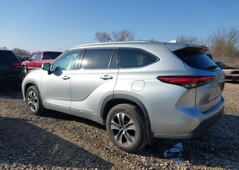 2021 Toyota Highlander Xle z USA, uszkodzony, nr VIN 5TDHZRBH7MS119702
